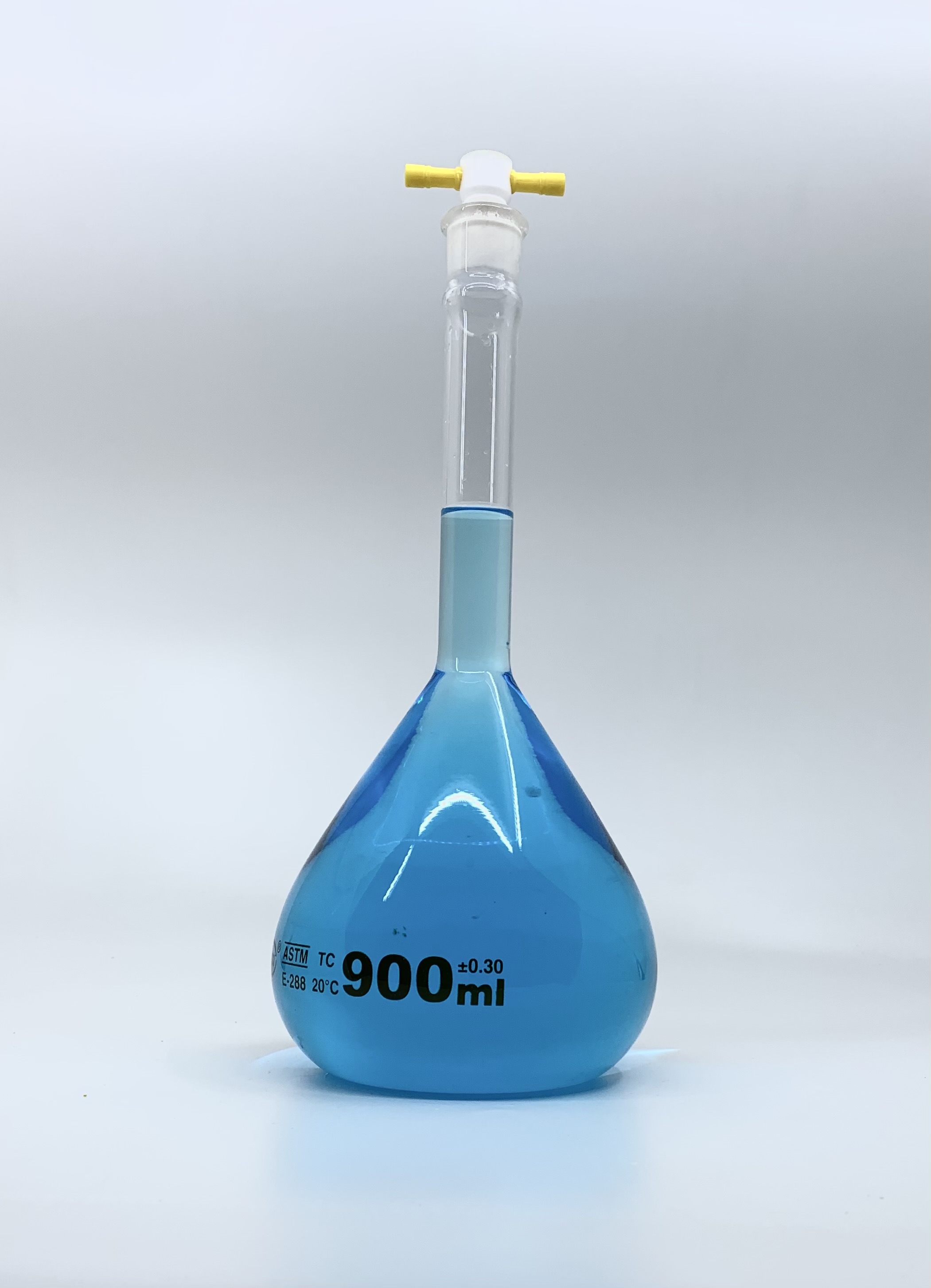 Volumetric Flask, 900mL, Heavy Duty, Wide Mouth, Clear, PTFE Stopper# 22, Class A, As Per USP Standards