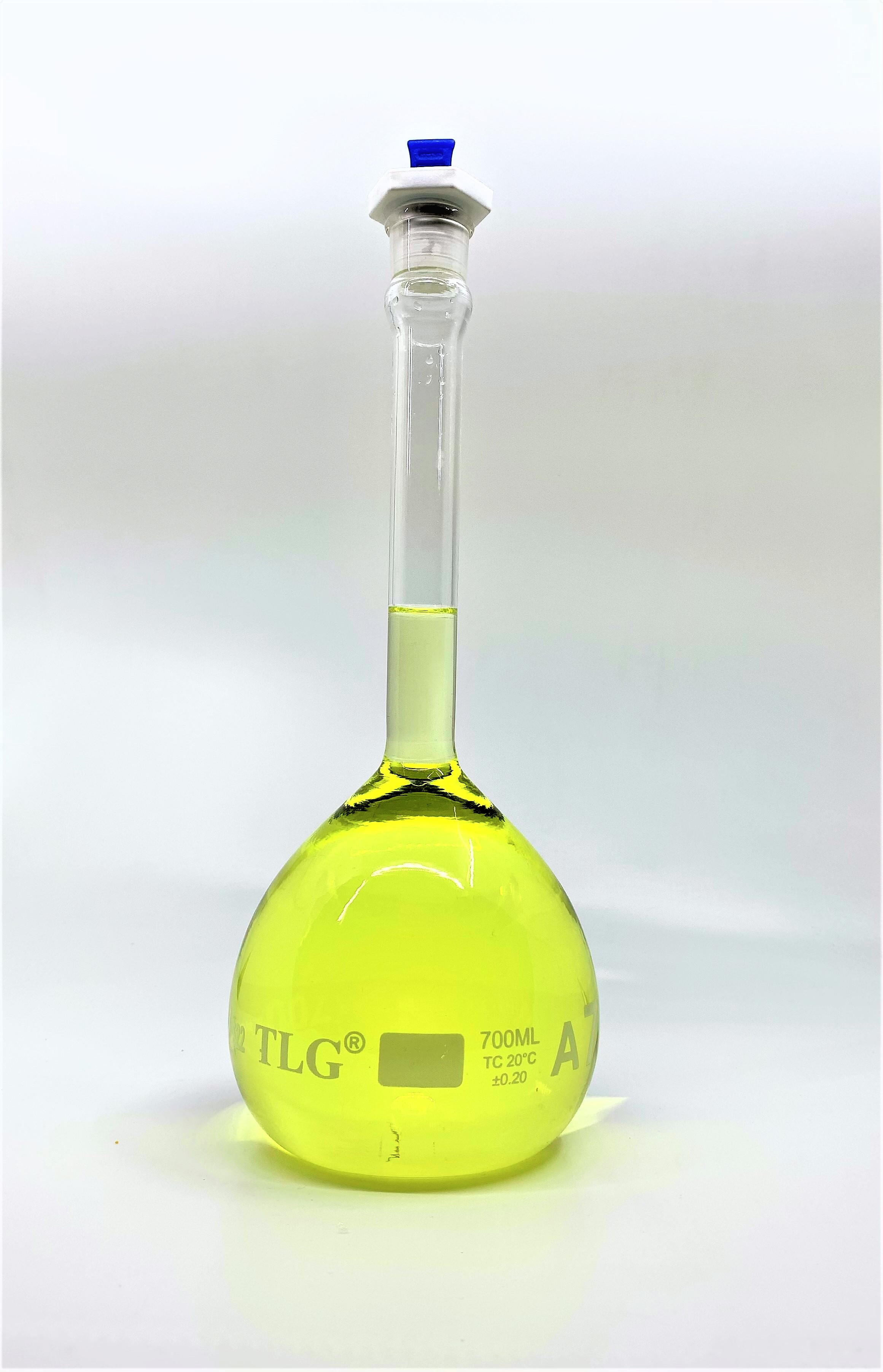 Volumetric Flask, 700mL, Serialized and Certified, Heavy Duty, Wide Mouth, Clear, PE Stopper# 22, Class A, As Per USP Standards