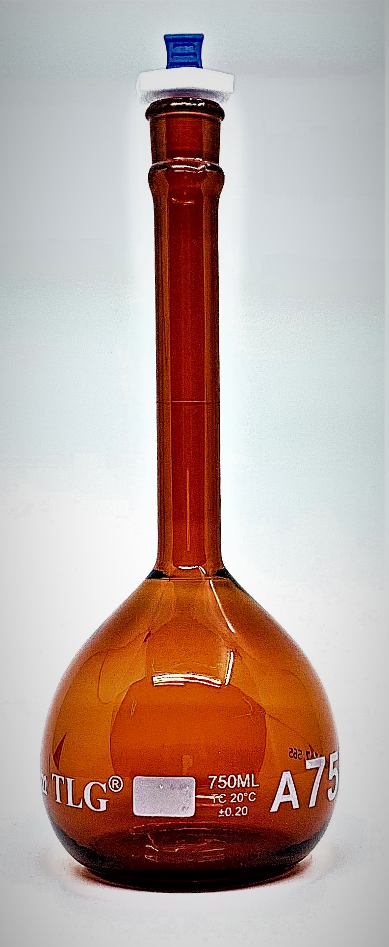 Volumetric Flask, Low Actinic Amber, 750mL, Wide Mouth, PE Stopper#22, Class A, As Per USP Standards